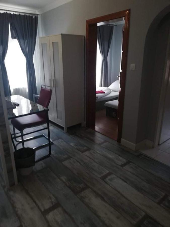Twins Hotel Hurbanovo Екстериор снимка