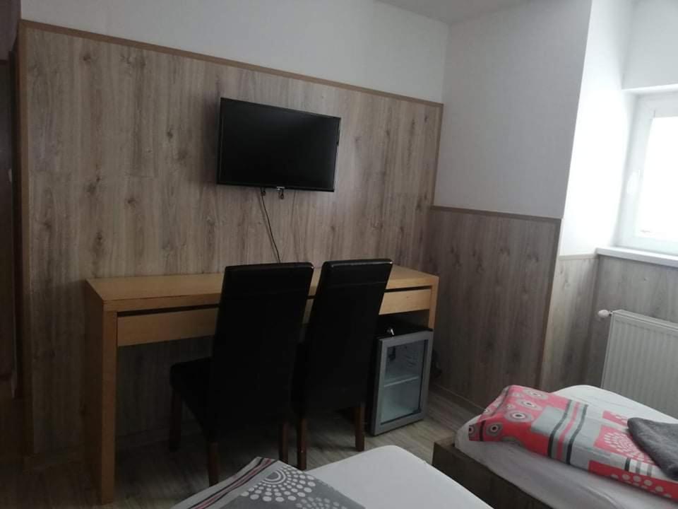 Twins Hotel Hurbanovo Екстериор снимка