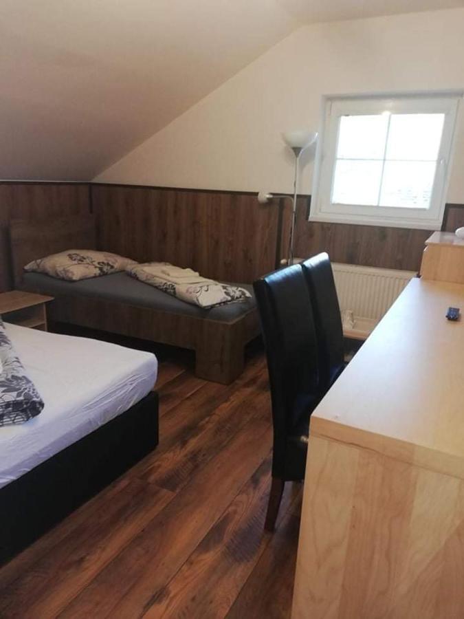 Twins Hotel Hurbanovo Екстериор снимка
