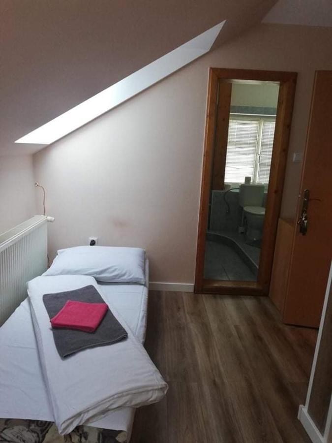 Twins Hotel Hurbanovo Екстериор снимка