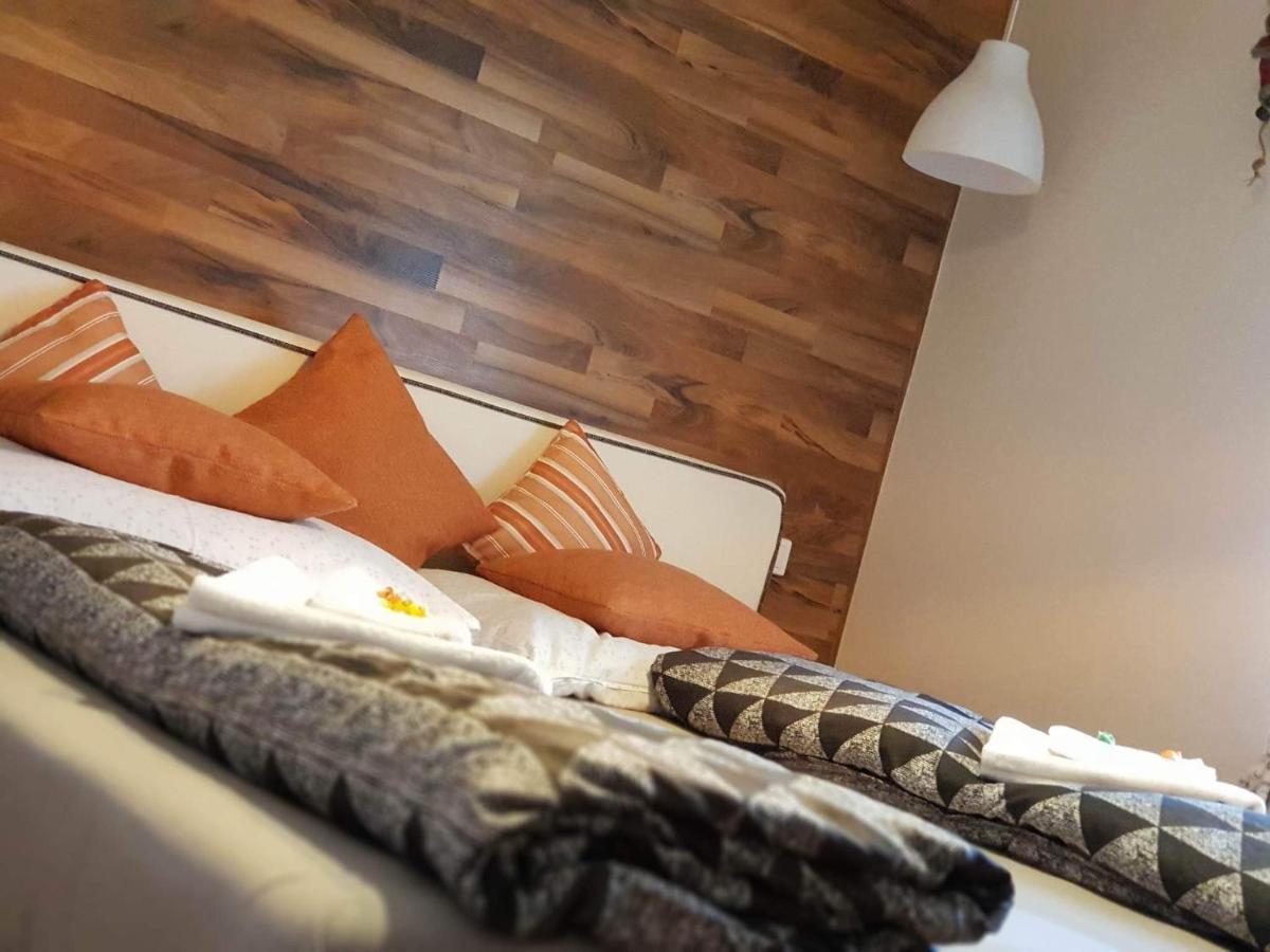 Twins Hotel Hurbanovo Екстериор снимка