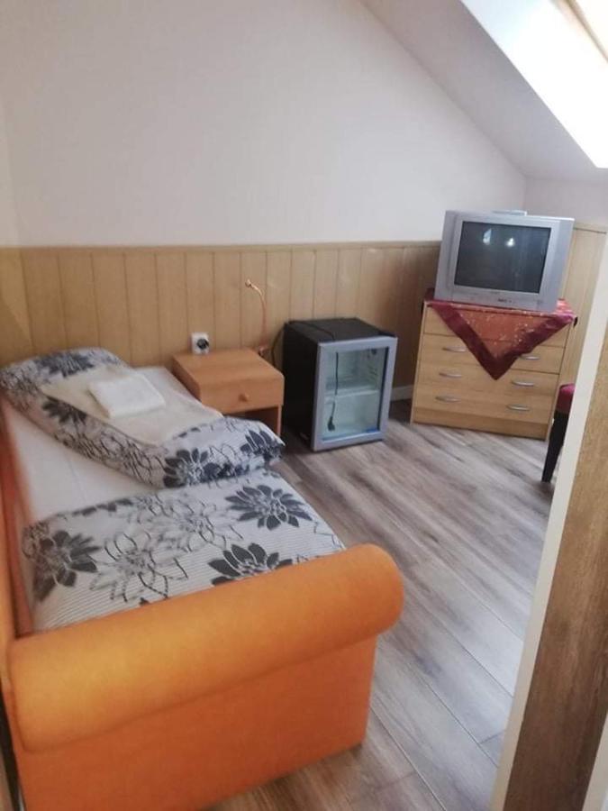Twins Hotel Hurbanovo Екстериор снимка